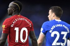 sadio-mane-liverpool-seamus-coleman-everton-2019-20-black-lives-matter_1g3fe02pdy8hn1lim39zbha...jpg